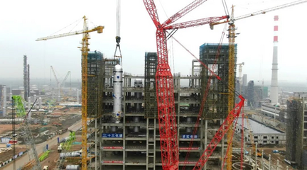 連軸轉(zhuǎn)忙不停 SCC20000A履帶吊接連完成三臺氣化裝置大型設備吊裝